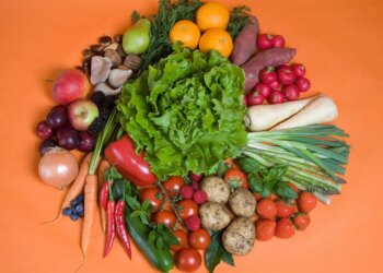 Сезонные овощи и фрукты, которые созревают в июне и что из них приготовить