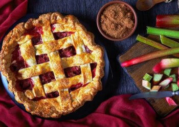 День пирога с клубникой и ревенем: топ рецептов из сезонного лакомства