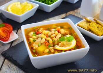 Суп с куриным филе, фасолью и томатами