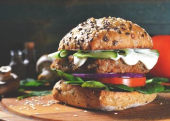 "Стейк может быть только из мяса": Европейский парламент проголосовал за запрет мясных терминов для вегетарианских продуктов