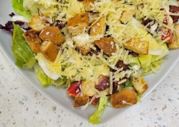Салат Цезарь: топ невероятно вкусных и оригинальных рецептов