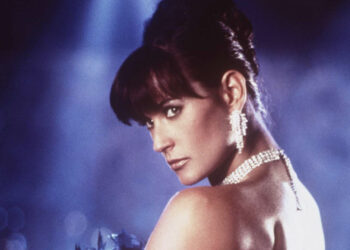 Деми Мур впервые со съемок в «Стриптизе» вернула себе челку — фото