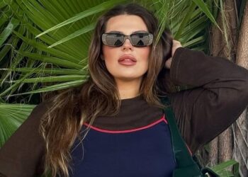 «Вернулась в лето»: Зарицкая на отдыхе в Испании сделала селфи в купальнике