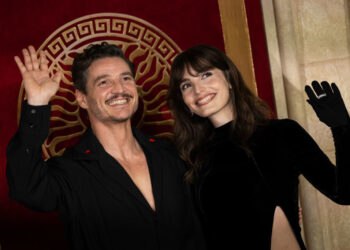 Трансгендерная сестра Педро Паскаля прошлась по подиуму на Неделе моды в Париже