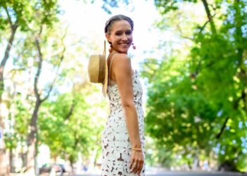 Осадчая в легком платье и с распущенными волосами заскучала по лету