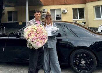 Никитюк засветила лицо сына и показала, как кормит его грудью