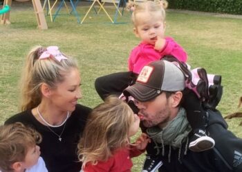 Беременная Курникова поделилась редким фото с тремя детьми от Иглесиаса