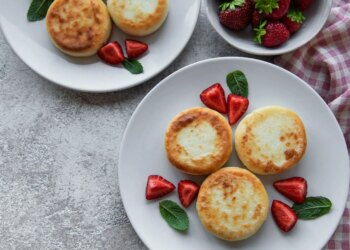 Топ-5 рецептов сырников: пышные, нежные, соленые, на пару и с бананом