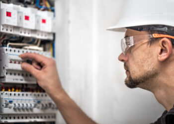 «Смертельные» для дорогой техники: как уберечь холодильник и компьютер от перепадов напряжения