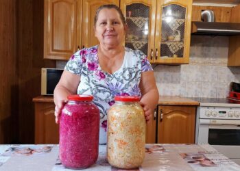 Интересный «двойной» рецепт квашеной капусты: кулинарка из Закарпатья показала, как сделать красную и белую заготовку (ВИДЕО)