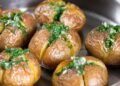 Два надреза – и обычный картофель станет звездой праздничного стола: не пюре и не ломтики (РЕЦЕПТ)
