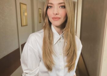 Аманда Сайфред показала свою спальню в скандинавском стиле: спокойствие, минимализм и дарящий сон цвет.