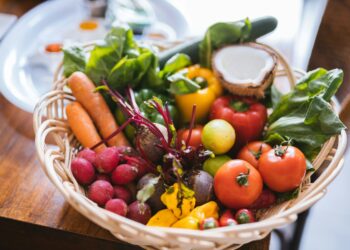 Купить качественные овощи становится все труднее: почему тепличная продукция дорожает и нужно ли делать запасы