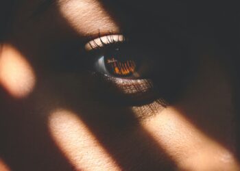 Правда о цвете глаз и восприятии: что на самом деле определяет доминантность в чертах лица