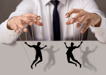 10 фраз, которыми манипуляторы завоевывают доверие: психологи объяснили, как их распознать