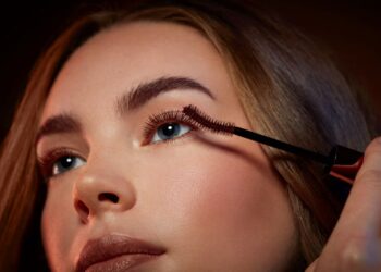 Назван самый модный цвет туши 2025/2026, с которым макияж выглядит невероятно изысканно: и это не черный (ФОТО)
