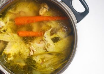 Что положить в кастрюлю с курицей, чтобы получить прозрачный, как слеза, бульон: эффективный трюк