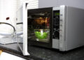 День рождения микроволновки: 5 лучших кухонных трюков с незаменимым гаджетом