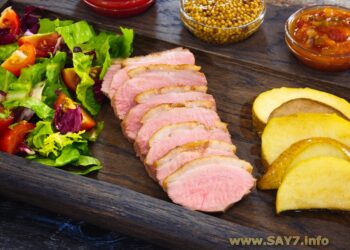 Утиное филе, запеченное с грушей и яблоком