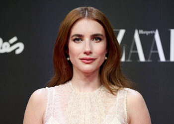 Эмма Робертс в честь Рождества поделилась редким фото с сыном