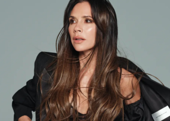 Как же ей идет этот цвет! Виктория Бекхэм похвасталась идеальной фигурой в соблазнительном платье (ФОТО)