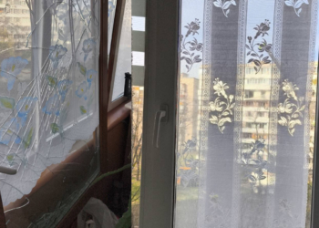 «Лайфхак от моей мамы»: украинка показала, как своими руками сделать «бронированное» стекло, которое не вынесет взрывом (ФОТО)