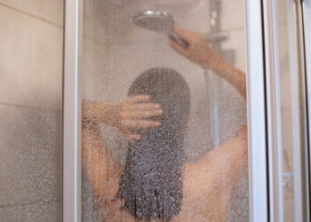 Противный налет исчезнет из душевой кабины: хитрый лайфхак от гостиничных горничных