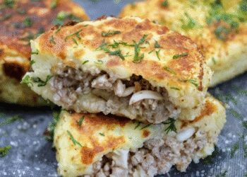 Если нужно вкусное блюдо, заворачиваем консерву в картофель: простые и очень вкусные пирожки (РЕЦЕПТ)