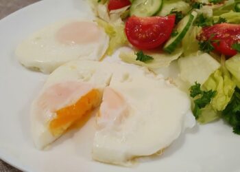 Не масло и даже не сливочное масло: что налить в сковороду, чтобы пожарить яйца без капли жира