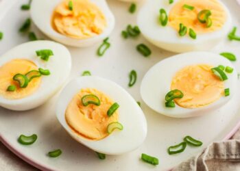 Зачем повара трясут яйца перед тем, как варить: хитрый трюк