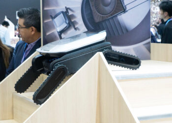 На CES 2026 Dreame показала робот-пылесос, который поднимается по лестнице сам