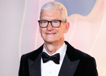 Стало известно, сколько заработал генеральный директор Apple Тим Кук в 2025 году