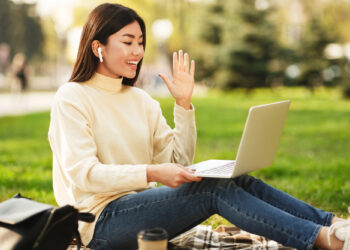 В 2026 году может выйти более дорогая модель AirPods Pro 3 с поддержкой жестов и камерой