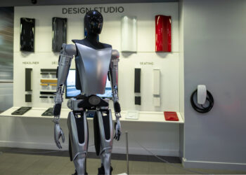 Илон Маск анонсировал продажу гуманоидных роботов Tesla Optimus в 2027 году