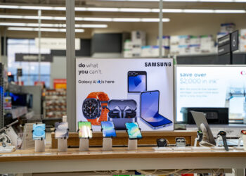 Samsung анонсировала новую функцию, которая будет прятать экран от посторонних глаз