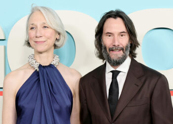 Девушка Киану Ривза показала их свидание на катке