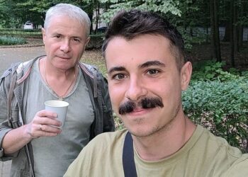 Сын Грубича показал свой первый протез после потери руки на фронте