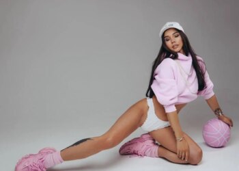 Осторожно, горячо! Жена Жени Кота показала упругие ягодицы в дерзком фотосете