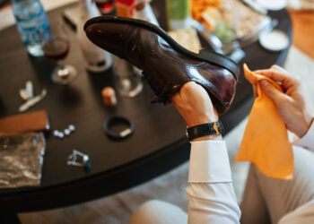 Зачем «солить» обувь, если треснула подошва: причудливый лайфхак для ремонта