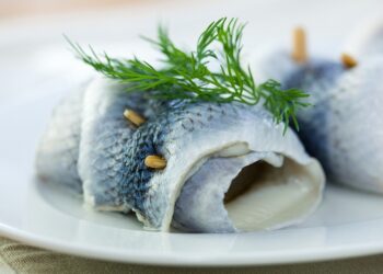 Все добавляют это к рыбе и портят селедку: самые большие враги маринада