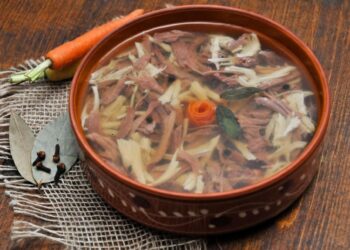 Сделайте это после закипания, чтобы холодец был идеально прозрачным: важный момент