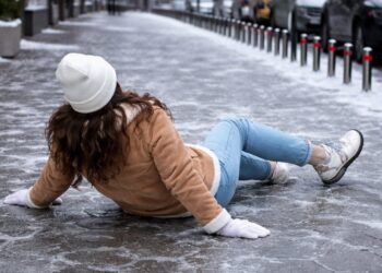 Не посыпайте лед солью и песком: 5 крутых заменителей, которые не портят обувь