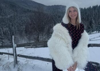 Леся Никитюк показала отдых в Карпатах с женихом и 7-месячным сыном