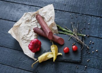 Зачем мочить колбасу в кипятке: хитрый трюк, который все упрощает