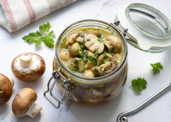 Не бегите в магазин: как за 5 минут приготовить шикарные маринованные грибочки (ВИДЕО)