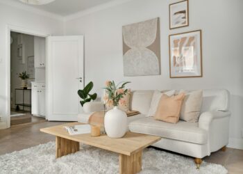 Магия «правила трёх»: как простой прием делает интерьер стильным и живым