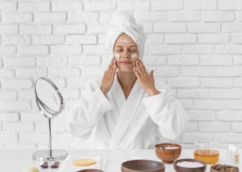 Почему ваше лицо «горит» и шелушится? 5 критических ошибок в зимнем уходе (и как их исправить)