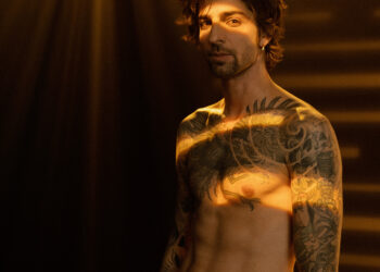 Голый торс и страстные поцелуи: Владимир Дантес выпустил горячий клип на песню «В обіймах» (ВИДЕО)