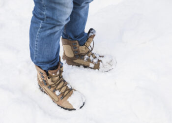 Армейский трюк, с которыми ноги будут теплыми даже в морозы: просто положите это в ботинок