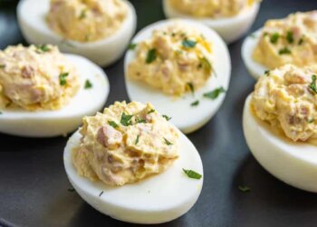 Аппетитный перекус из яиц и рыбной консервы: вкусные «половинки» (РЕЦЕПТ)